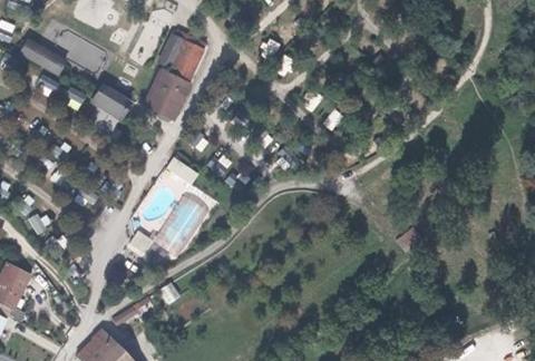 Vue aérienne du Camping des Pêcheurs à Pont-de-Poitte