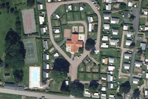 Vue aérienne du Camping du Château et de l’Oseraie à Feuillères