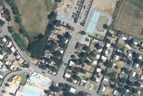 Vue aérienne du Camping la Plage Fleurie à Vallon-Pont-d’Arc