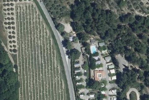 Vue aérienne du Camping le Bouquier à Caromb