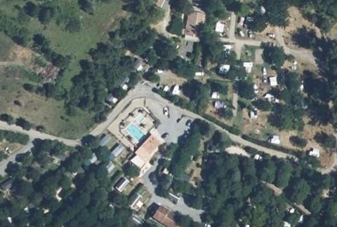 Vue aérienne du Camping le Coin Charmant à Chauzon