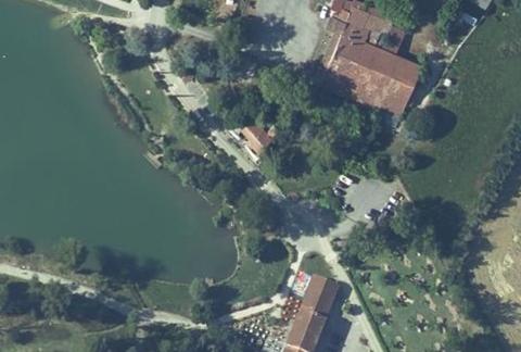 Vue aérienne du Camping le Lac de la Thésauque à Montgeard