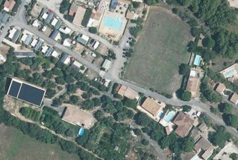 Vue aérienne du Camping les Amandiers à Castelnau-de-Guers