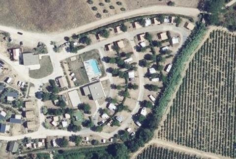 Vue aérienne du Flower Camping Olivigne à Bize-Minervois