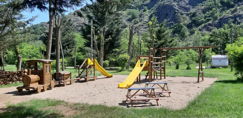 Photo du Camping le Viaduc Ardèche, fournie par Glampings