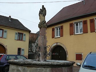 Photo : Fontaine devant le bureau de tabac à Soultzmatt