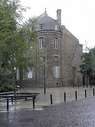 Photo : Le Pavillon de Bellescize et son square