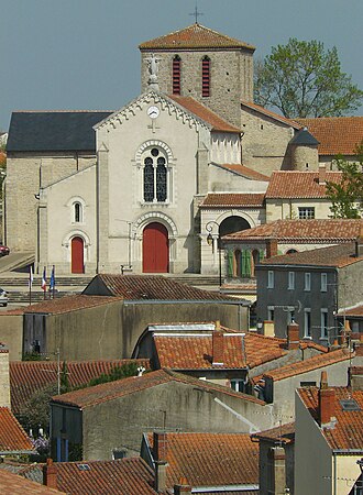 Photo : Parc de la Garenne Valentin et l'église de la Trinité à Clisson