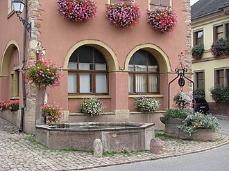 Photo : Fontaine et puits à Westhalten